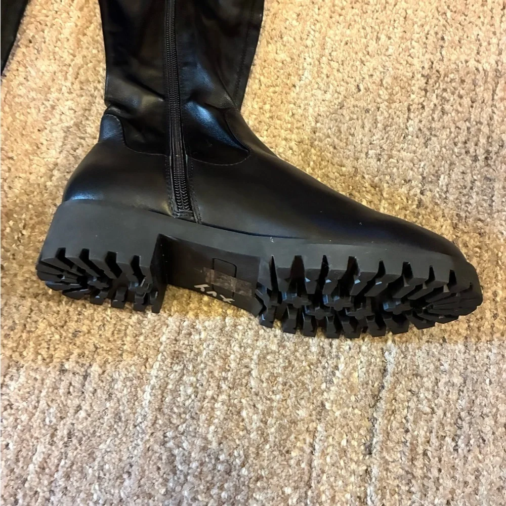 Raye Women’s Dustie Knee High Boots Size 7 Faux Leather Upper Black Lug Sole